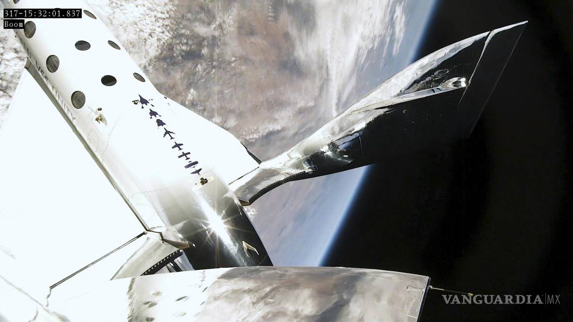 $!Esta imagen muestra el cohete de la compañía volando previo a su descenso y aterrizaje en Spaceport America, en el sur de Nuevo México.