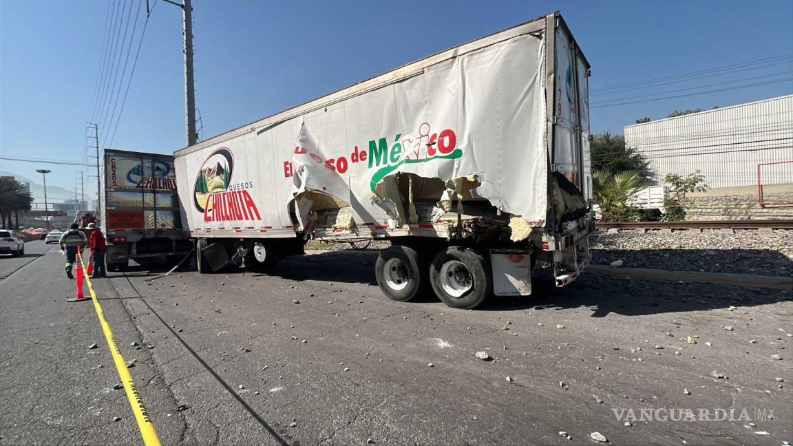 Caja de tráiler mata a dos trabajadores en Nuevo León, intentó ganar el paso al tren