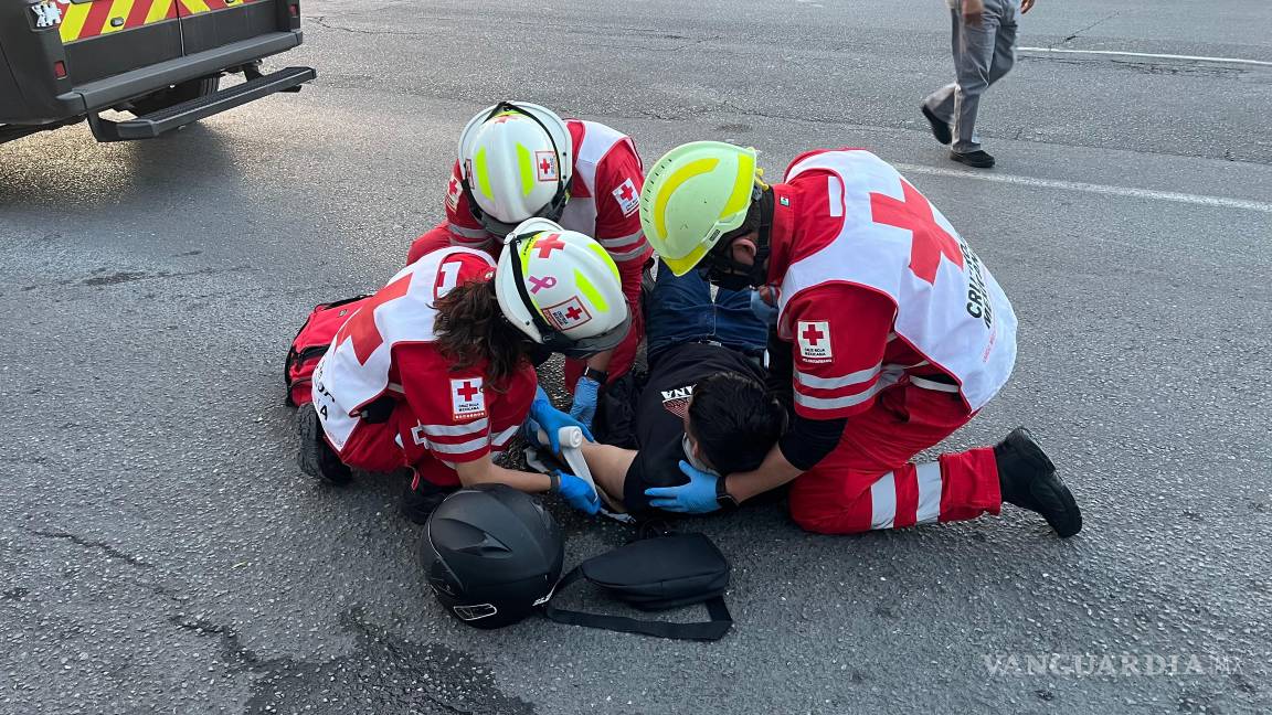 Conductora se pasa el alto y embiste a motociclista, dejándolo herido, en Saltillo