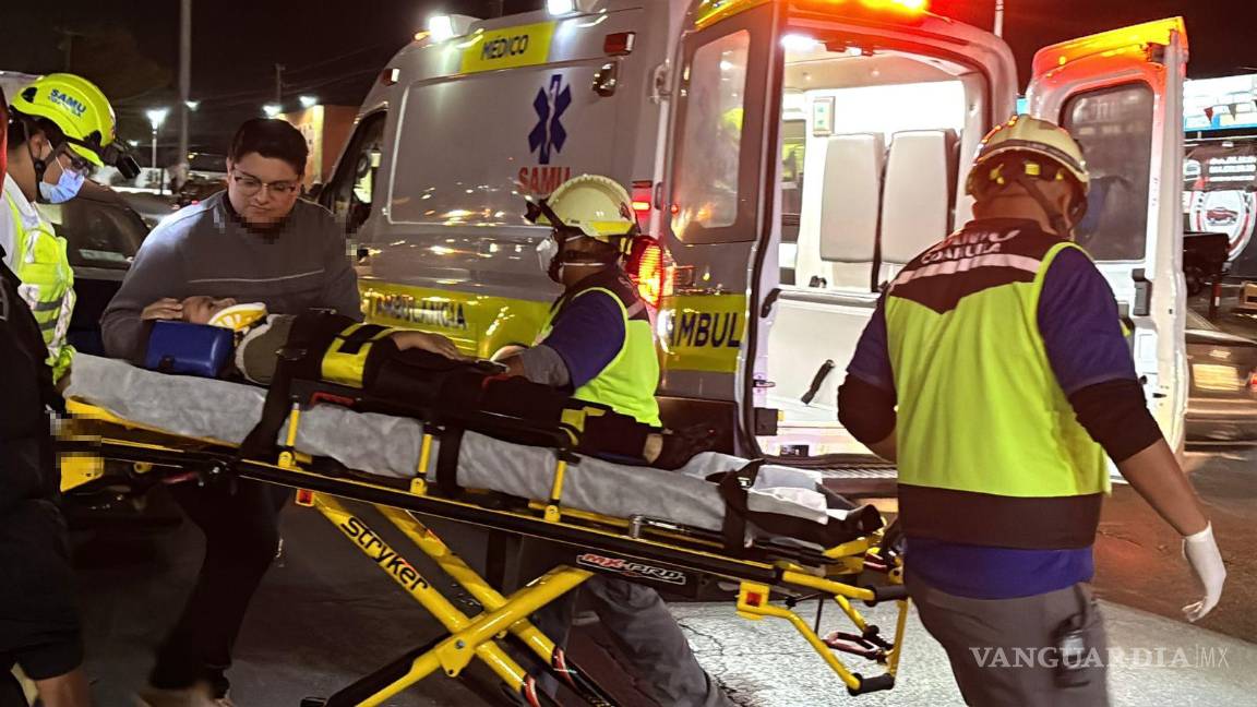 $!Paramédicos de la Secretaría de Salud atendieron al menor lesionado en el lugar.