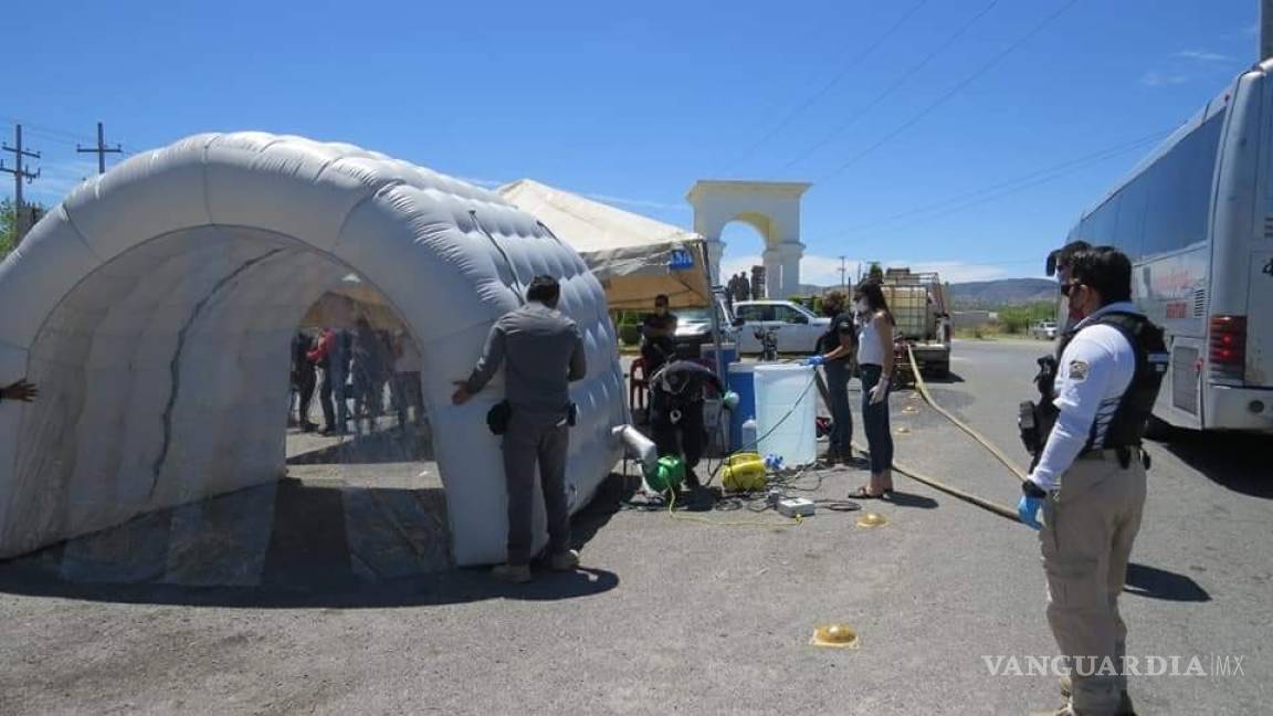 $!Instalan en Parras túneles sanitizantes para prevención de COVID-19