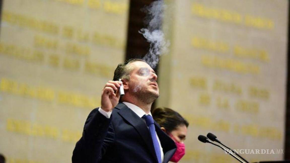 Vapeando en plena tribuna, diputado de MC propone regular cigarros electrónicos
