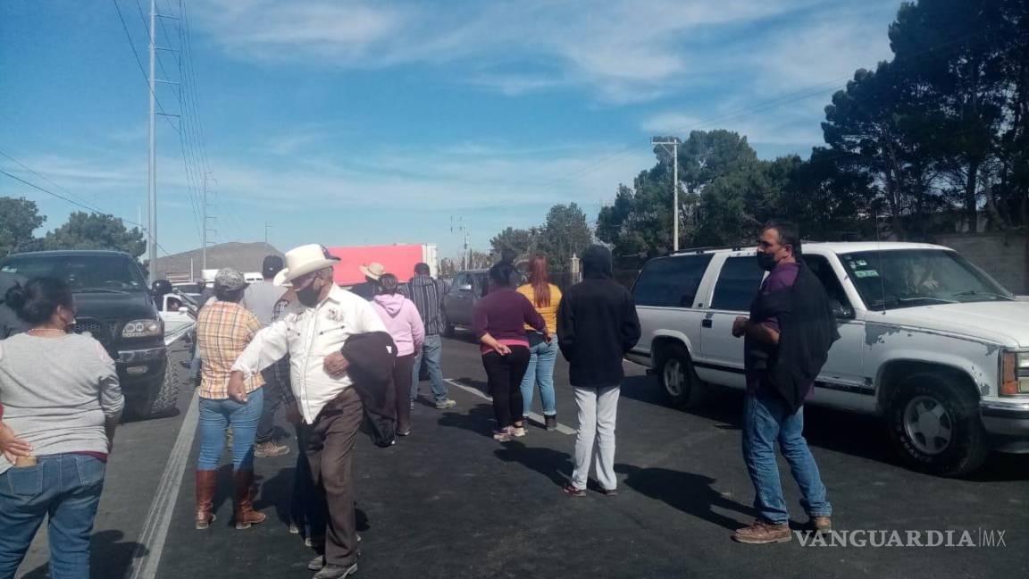 Pobladores del ejido La Encantada cierran la carretera a Zacatecas