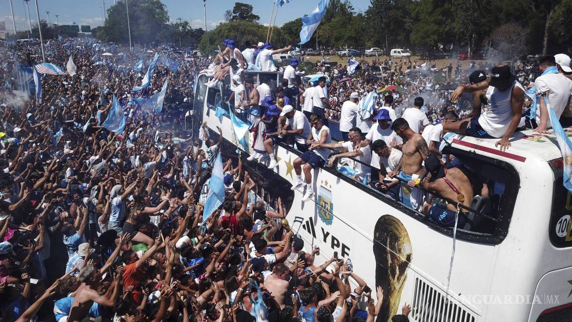 $!Los fanáticos del fútbol dan la bienvenida a casa a la selección argentina de fútbol después de que ganó el torneo de la Copa Mundial en Buenos Aires, Argentina.