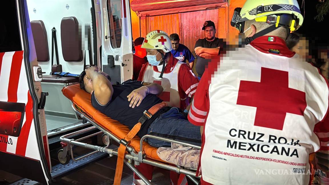 $!Paramédicos atienden al conductor lesionado tras ser impactado por otro vehículo en la colonia Centenario.