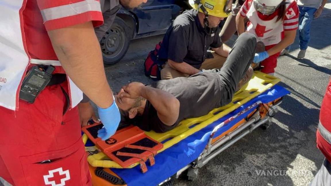 $!Elementos de la Policía Municipal y personal de rescate urbano atendieron el siniestro en el que participaron tres vehículos.