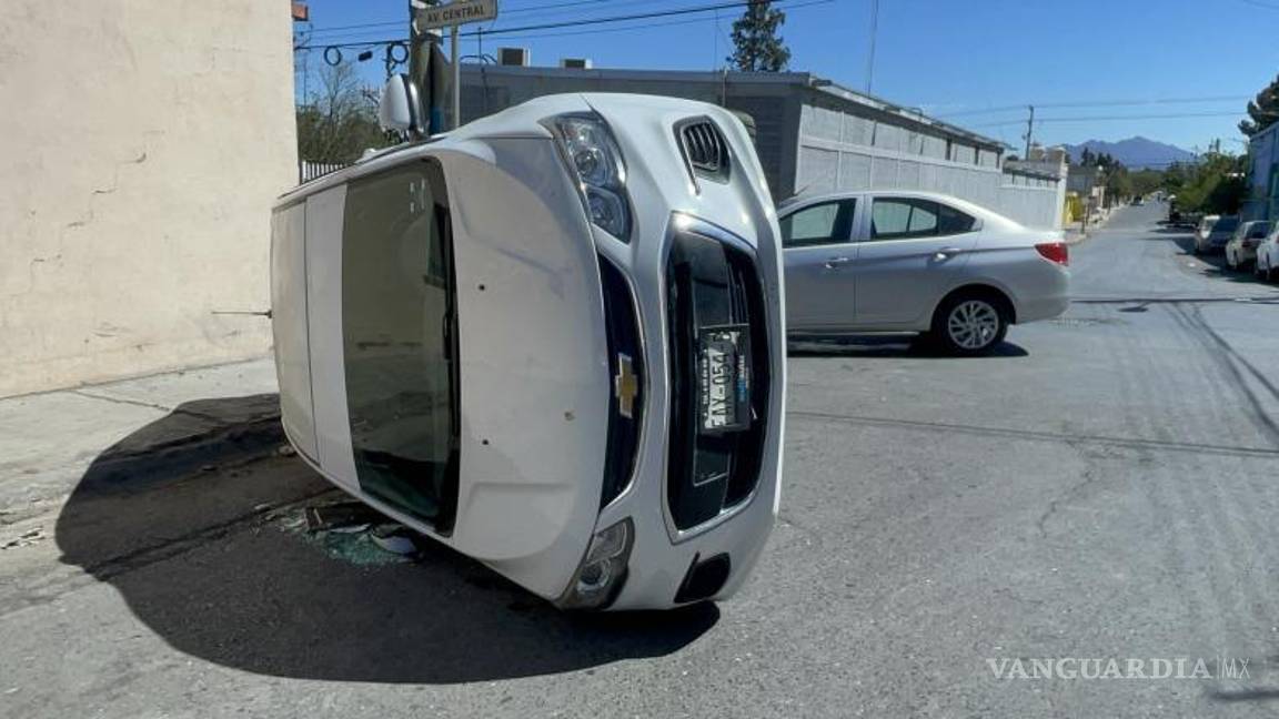$!Minutos después de las 11:00 horas, se registró el accidente donde personal de la Policía Municipal de Saltillo y paramédicos de la Cruz Roja arribaron para valorar a los participantes.
