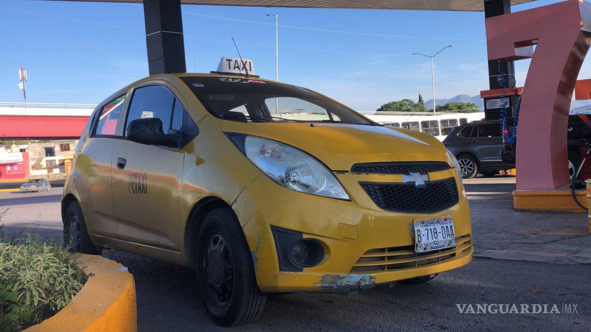 Embiste taxista a empleada de gasolinería al sur de Saltillo