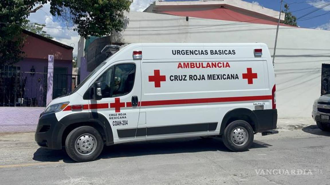 $!Personal de la Cruz Roja atendió al hombre en el lugar antes de su traslado al IMSS.