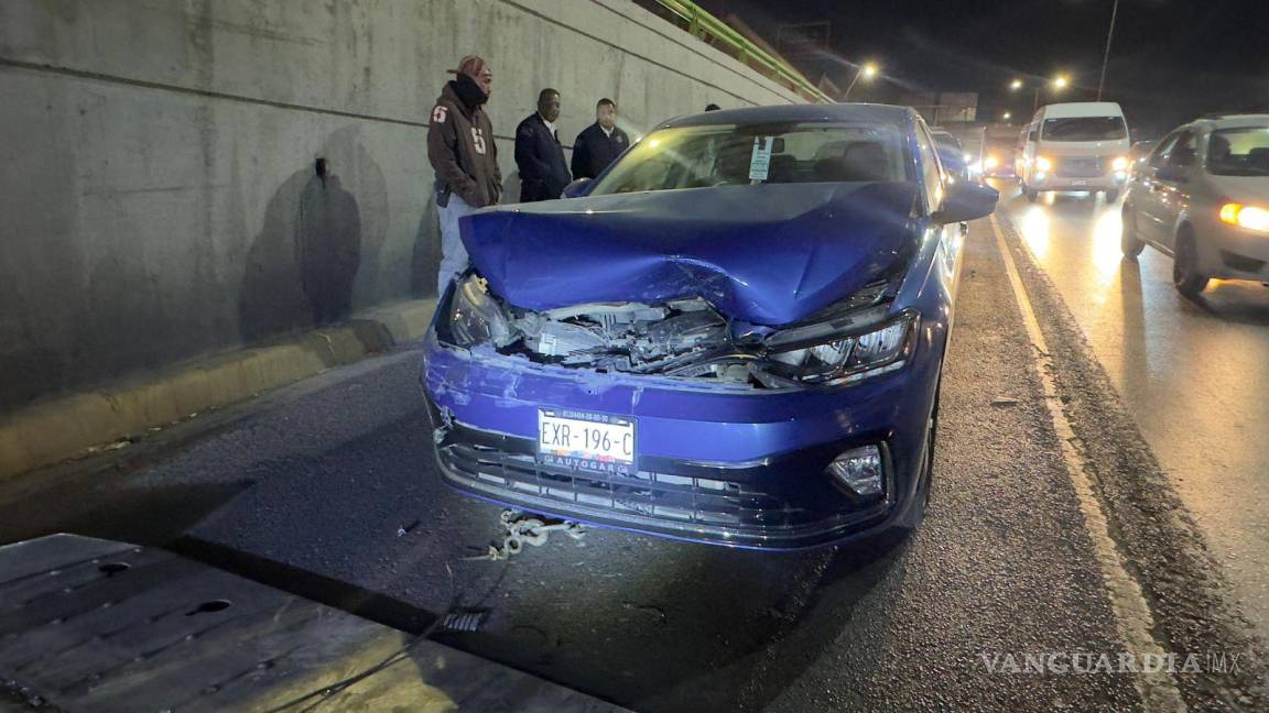 $!Tras el accidente, elementos de Tránsito Municipal acudieron al lugar para retirar los vehículos y evitar más accidentes.