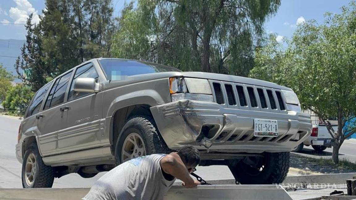 $!La camioneta Jeep Grand Cherokee, fue señalada como responsable del accidente, siendo removida del lugar por una grúa.