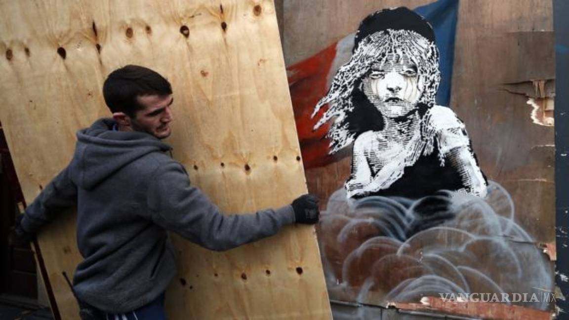 Tapan graffiti de Banksy que critica trato a migrantes