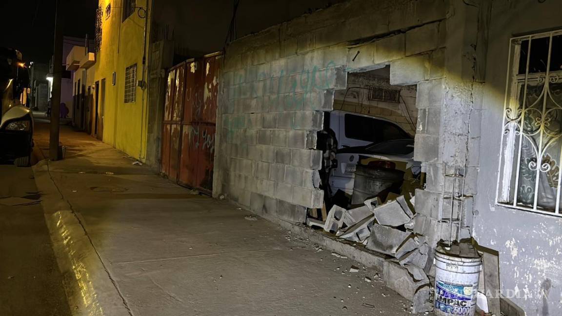 $!La camioneta tipo pick up terminó con severos daños tras impactarse contra una vivienda en la colonia Nueva Imagen.