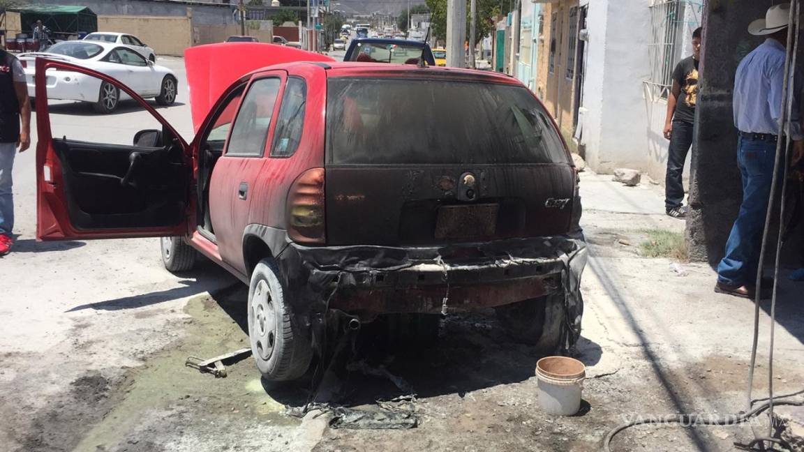 Se quema automóvil fuera de comercio en La Florencia, Saltillo