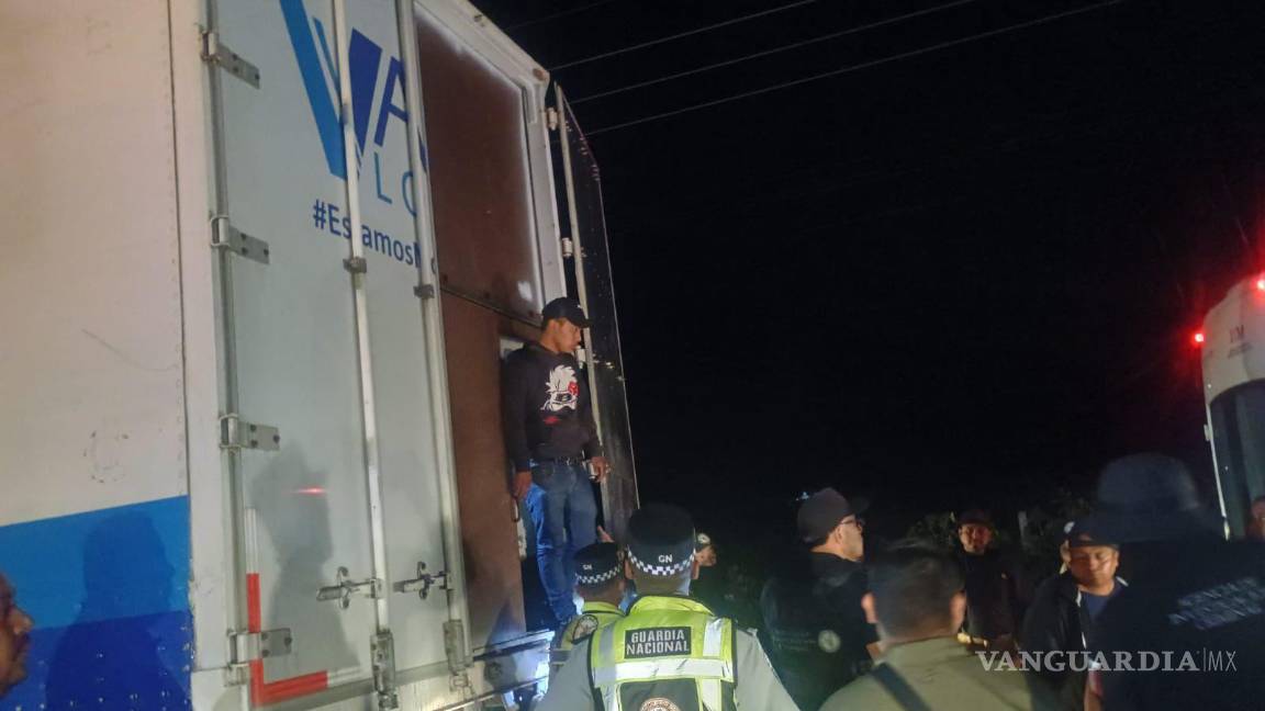 $!Tras el hallazgo, se requirió el apoyo de personal de la Fiscalía General de la República (FGR), quienes aseguraron al operador del tráiler y a su acompañante.