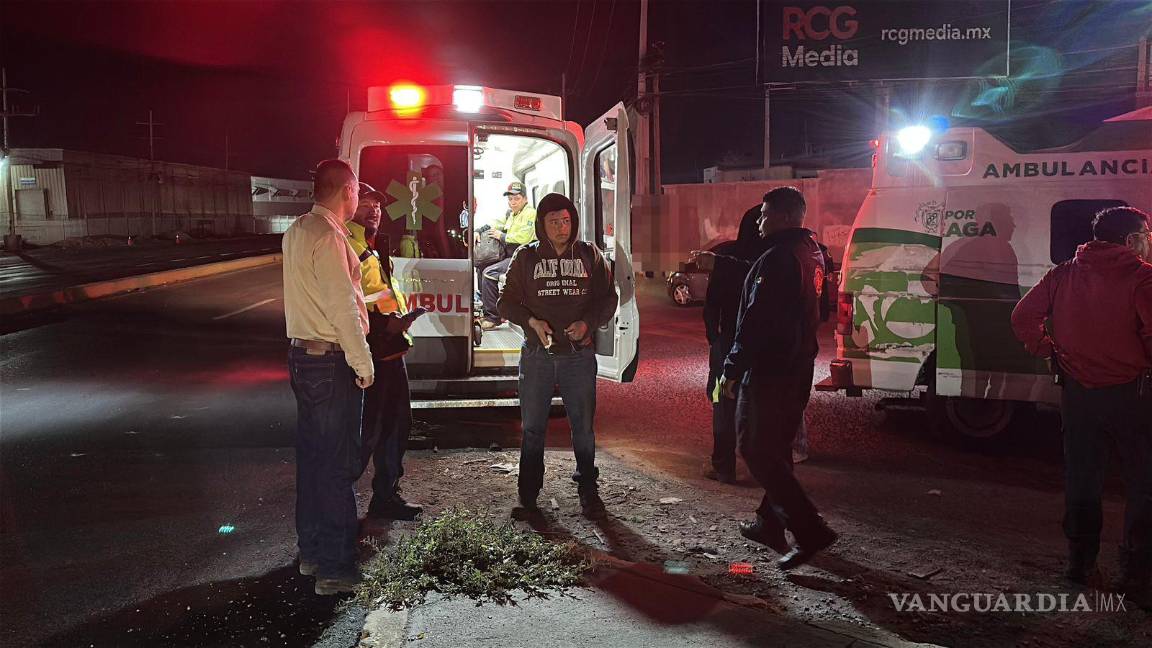 $!Paramédicos atendieron a los trabajadores lesionados en el sitio antes de su traslado a un hospital privado al norte de Saltillo.