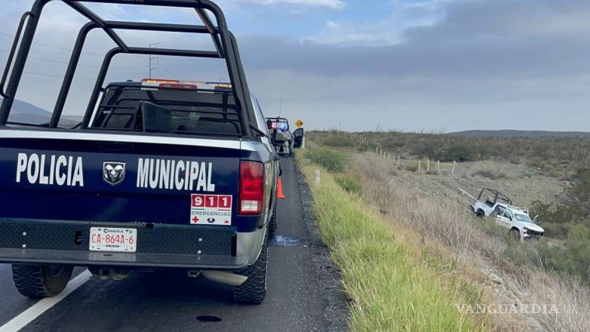$!Autoridades y bomberos acudieron al kilómetro 16+800 para atender el percance y asegurar la zona.