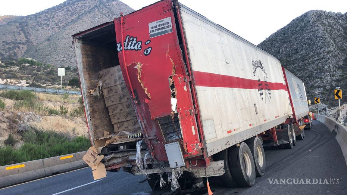 $!Tráiler cargado de alcohol paralizó la carretera 57 Saltillo-Los Chorros por 4 horas