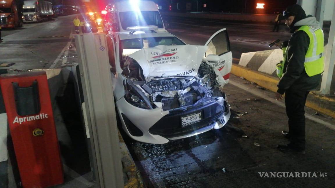 Vehículo se impacta en caseta de cobro de la autopista Monterrey-Saltillo