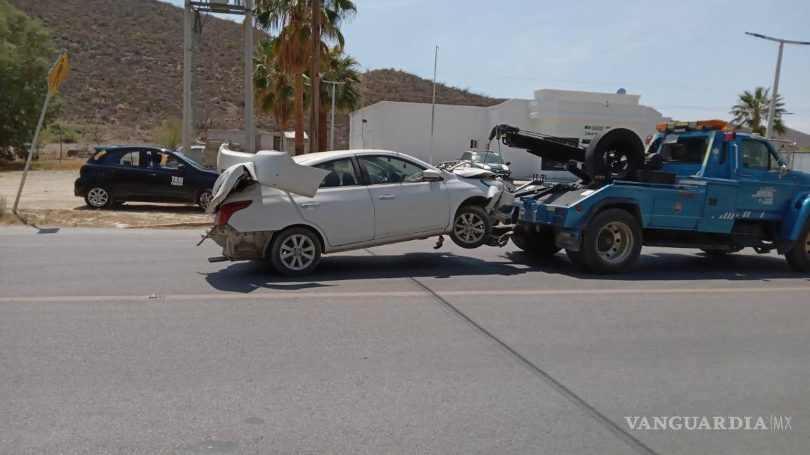 $!El vehículo terminó en pérdida total tras impactarse contra un muro y un poste en una curva peligrosa de la Parras-Paila.