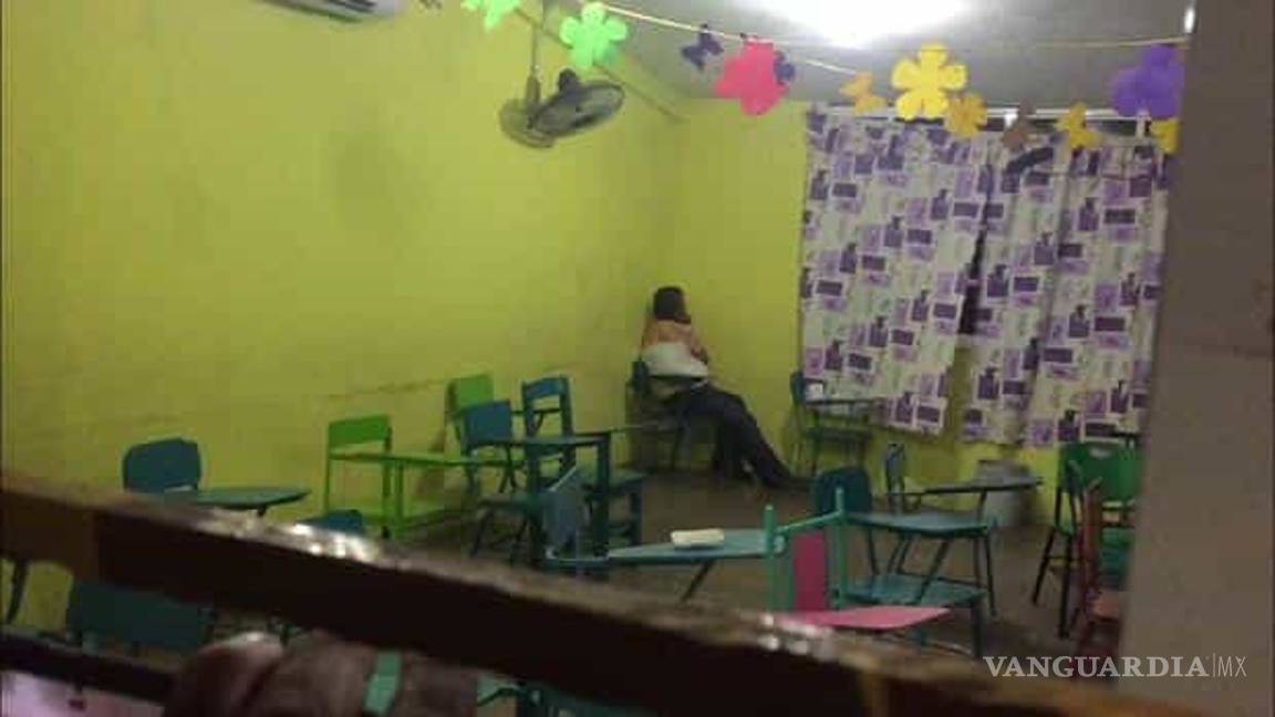 $!Casi linchan a maestro de primaria, lo acusaban de violar a alumnas (video)