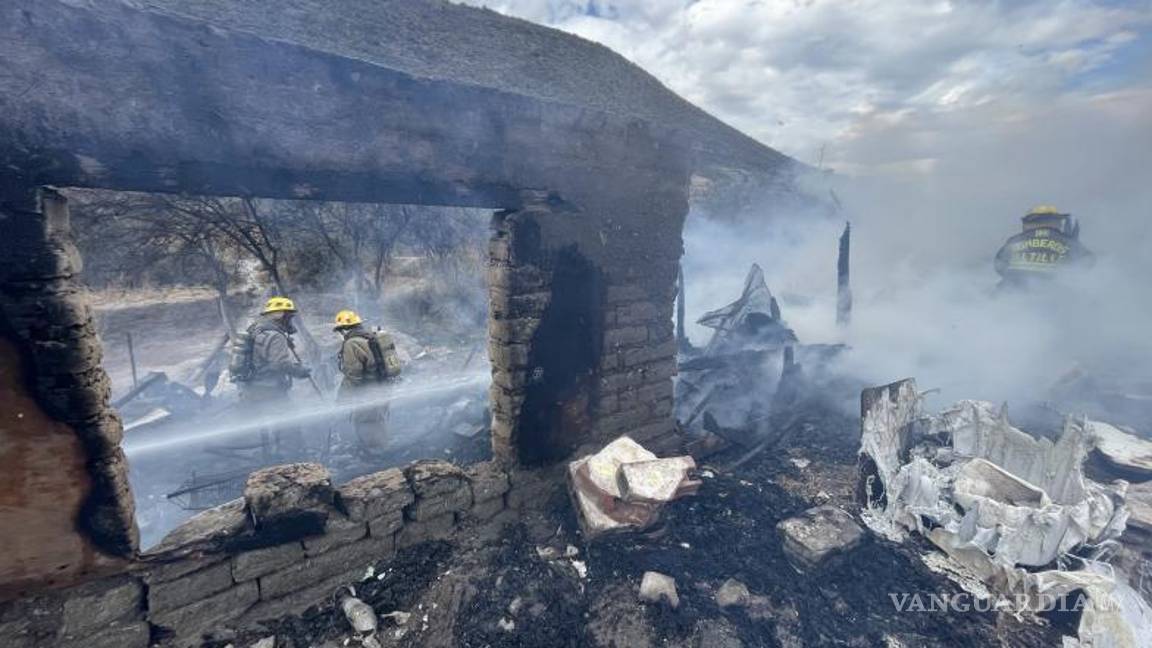 $!Vecinos de la colonia intentaron contener las llamas con cubetas antes del arribo de los cuerpos de auxilio.
