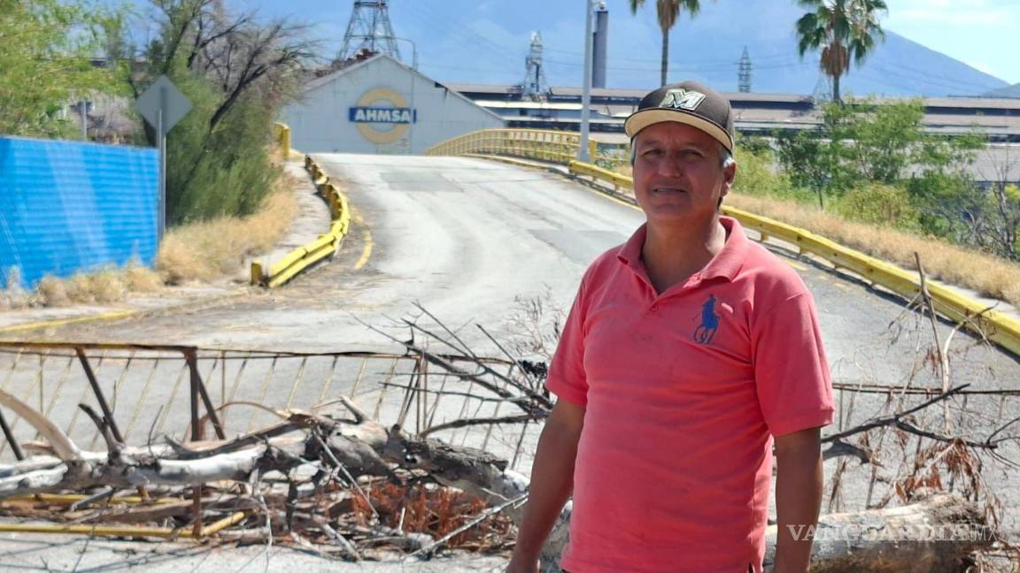 $!Juan Ervey Valenzuela, líder del movimiento, supervisa los accesos mientras los trabajadores mantienen el bloqueo.