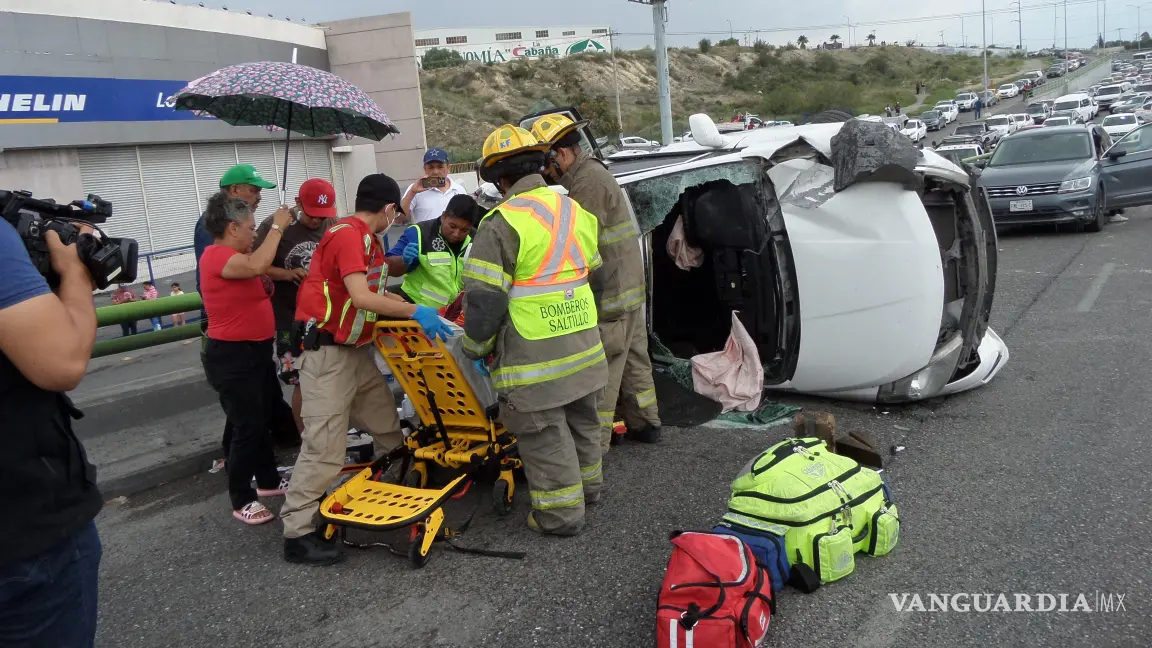 $!Doble volcadura deja tres heridos y caos vial en el periférico LEA de Saltillo.