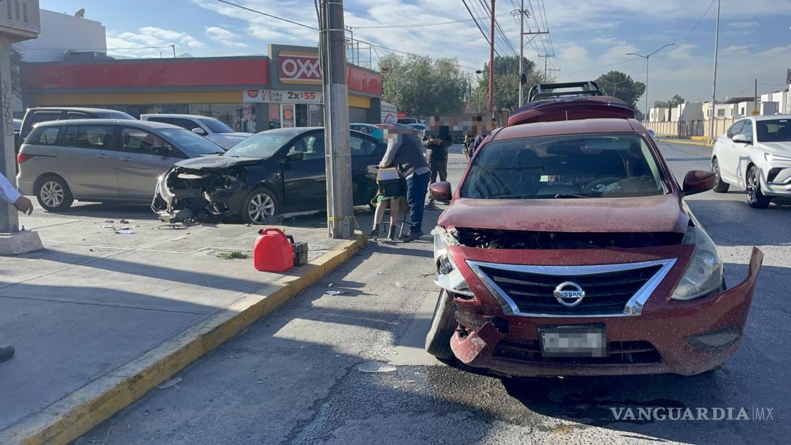 Vuelta en ‘U’ prohibida provoca choque entre tres vehículos al norte de Saltillo