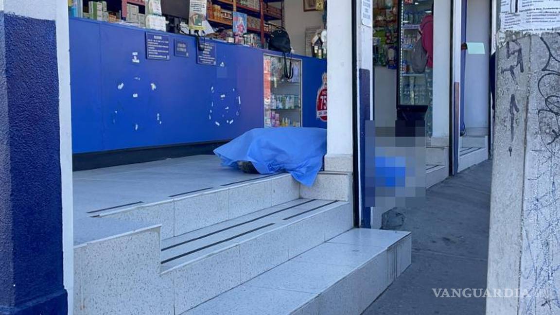 $!La Policía Municipal acordonó el área de la farmacia donde ocurrió el desvanecimiento.