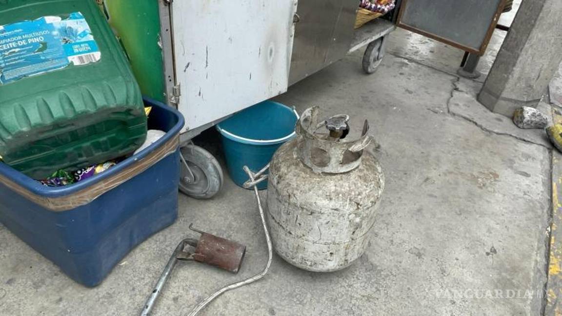$!El tanque de gas quedó bajo resguardado mientras el vendedor recibía atención médica.