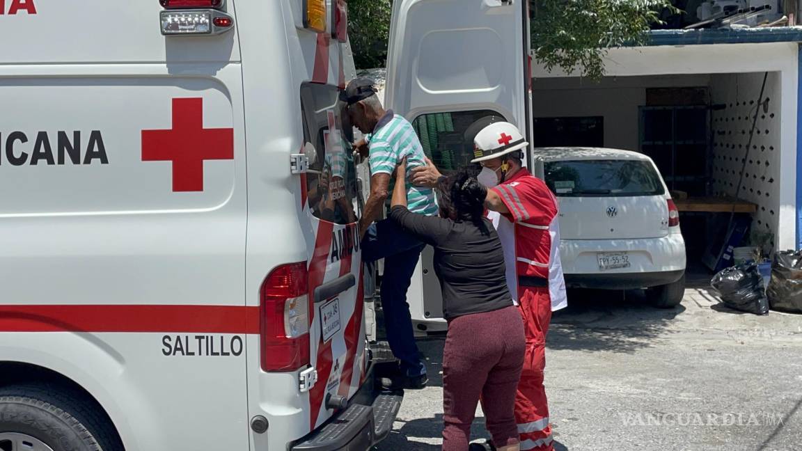 Hombre de 73 años cae desde un metro de altura y blocks le caen encima; lo trasladan a hospital de Saltillo