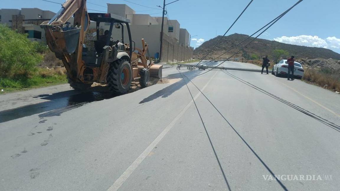 Choca conductora con tres postes de CFE en Saltillo; colonias se quedan sin luz