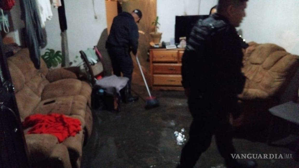 Sufren familias de Parras inundación de hasta un metro en sus hogares