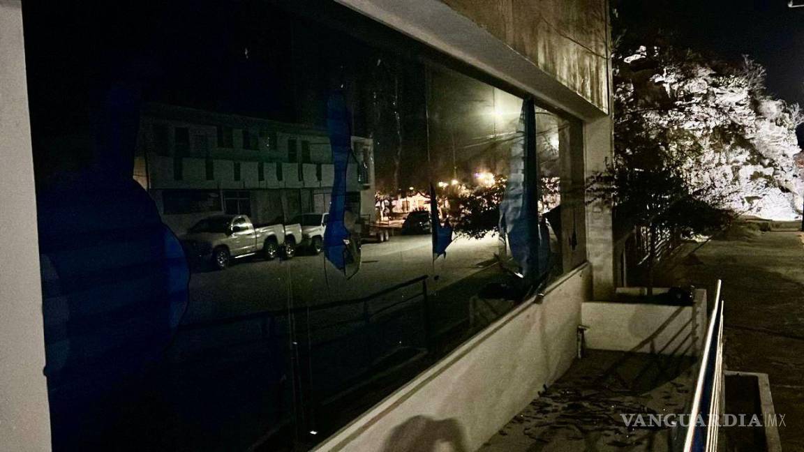 $!Ventanales y puertas de cristal del edificio del PAN fueron destrozados durante la noche.