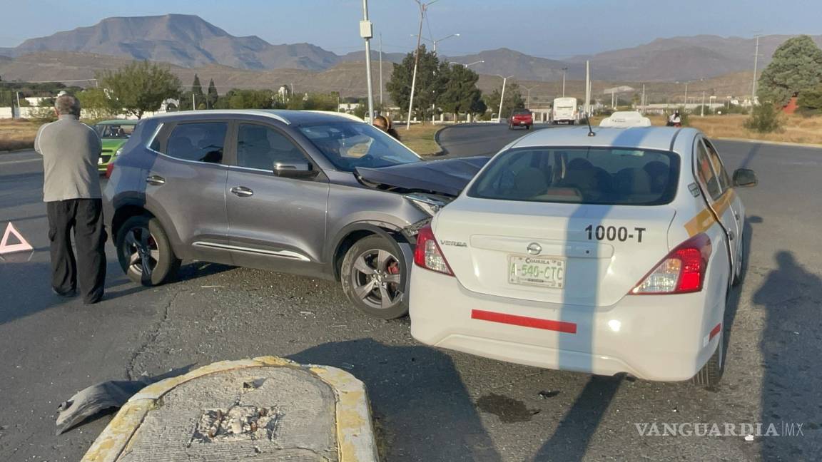 Se atraviesa taxista y causa choque al sur de Saltillo; provoca caos vial