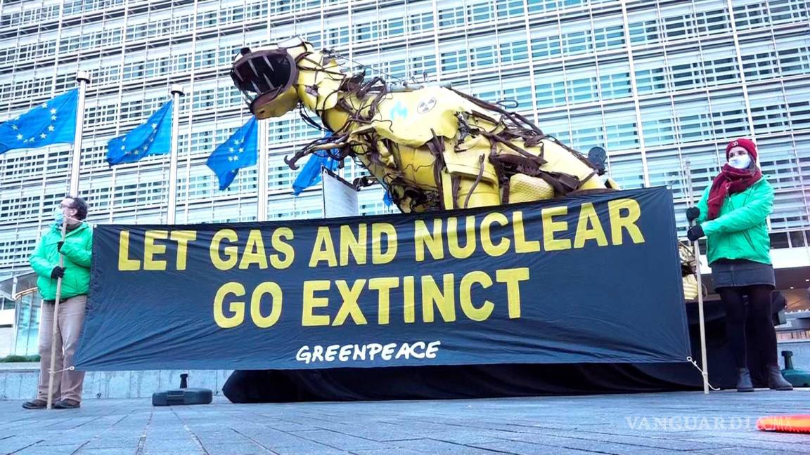 Con un dinosaurio gigante de chatarra Greenpeace protesta frente a la sede de la Comisión Europe