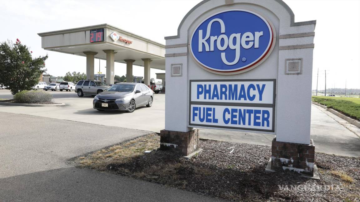 $!Un cliente sale de un centro de servicio de Kroger en Flowood, Mississippi.