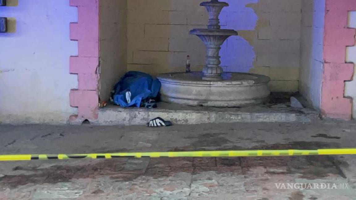 $!Elementos de la Fiscalía y de la Agencia de Investigación Criminal realizaron las diligencias y el levantamiento del cuerpo.