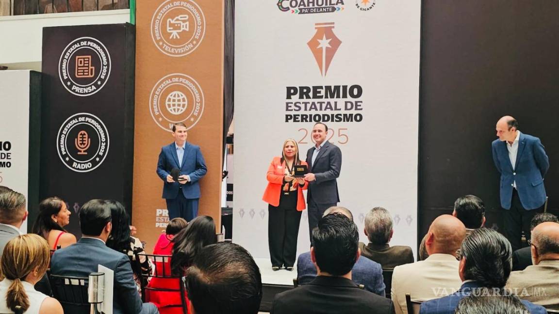 $!Aracely Chantaka fue reconocida por su trayectoria periodística.