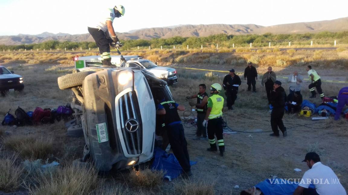 $!Vuelca vehículo con deportistas de Chihuahua; hay dos muertos