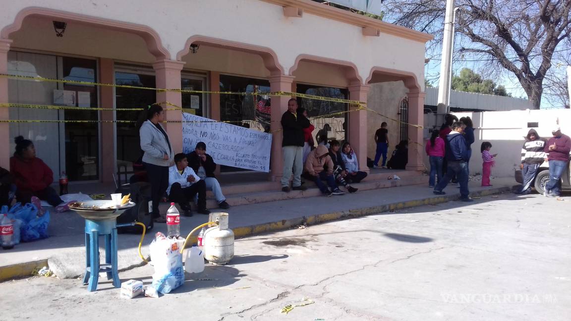 $!Manifestantes toman Recaudación de Rentas en Acuña; exigen comparecencia de diputado federal