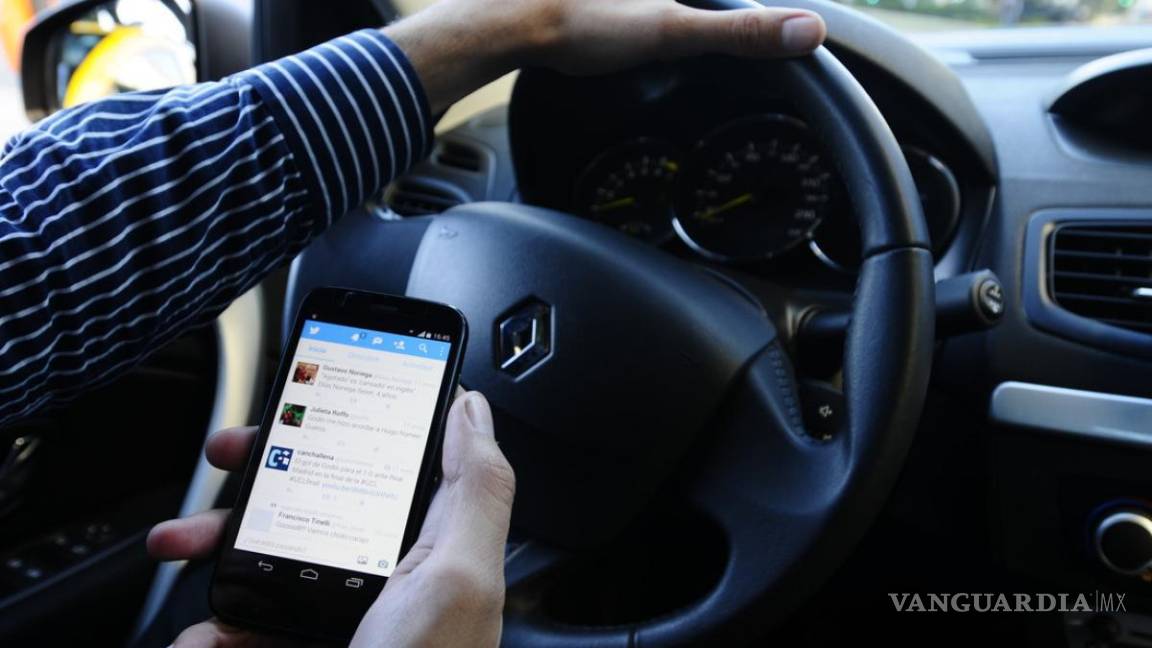 Alarmante... 47 de cada 100 conductores utilizan su celular mientras manejan