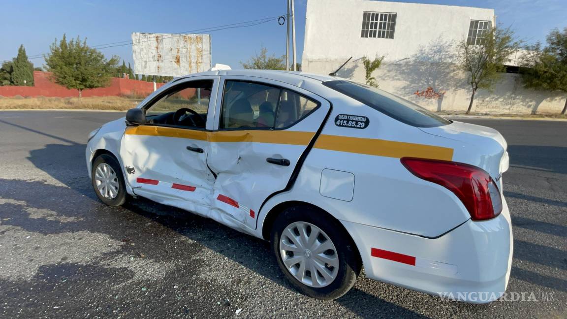 Se atraviesa taxista y causa choque al sur de Saltillo; provoca caos vial