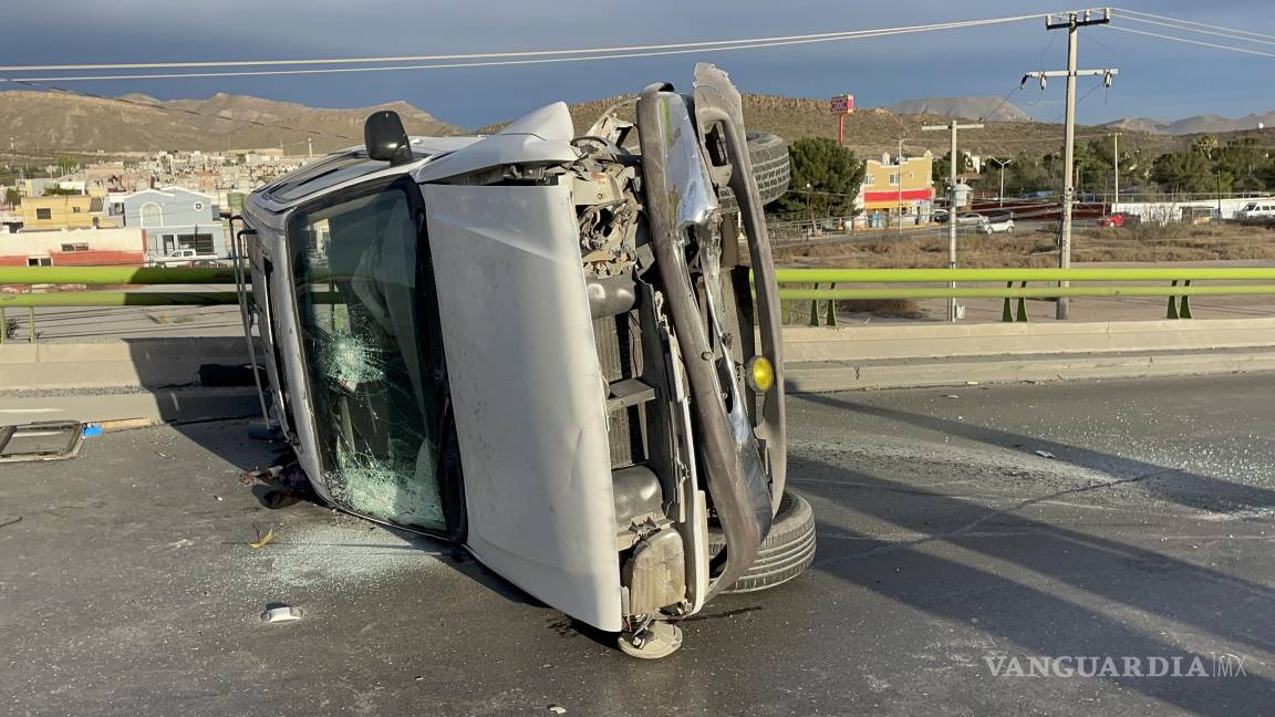 Vuelca acelerado conductor y resulta lesionado, al norte de Saltillo