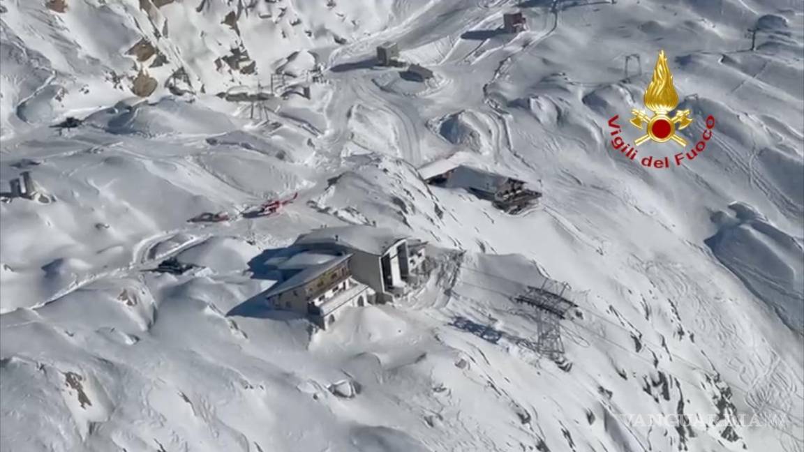 $!Un centenar de personas han quedado atrapadas este martes en lo alto del Monte Moro, a dos mil 800 metros de altitud en los Alpes italianos, debido a un incidente en el teleférico que conecta la localidad de Macugnaga con la pista de esquí.