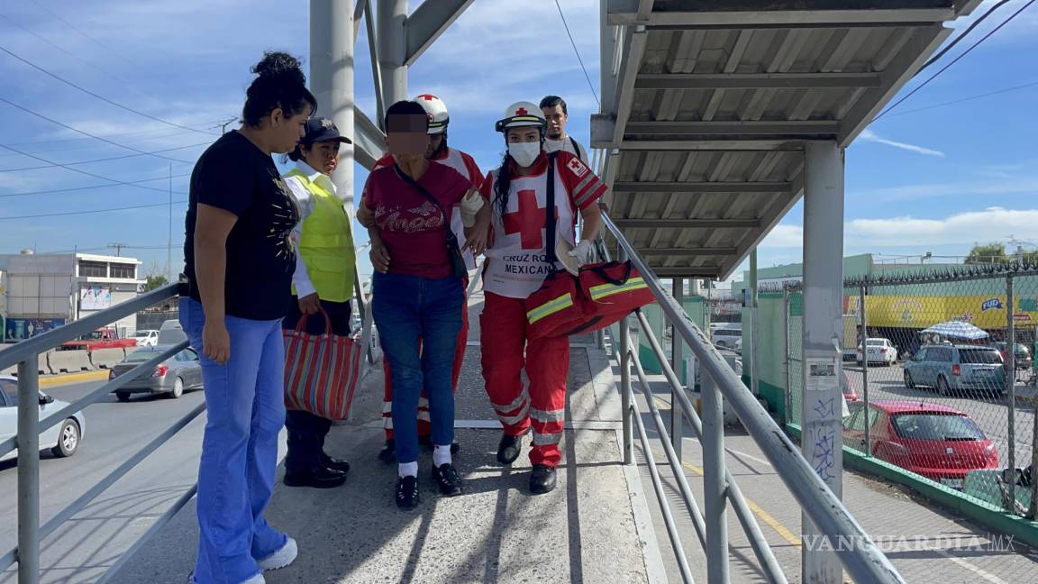 Saltillo: mujer de la tercera edad resbala en puente peatonal y se golpea contra la nuca