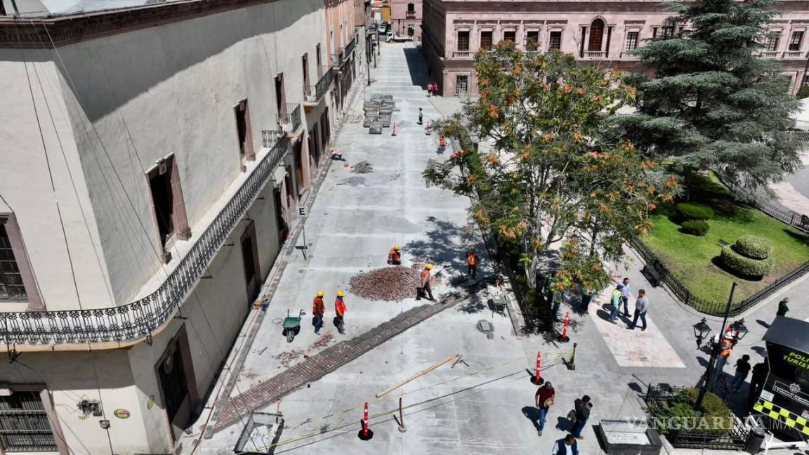 $!En la calle Juárez en su tramo de Hidalgo a Allende, quedó concluida la colocación del firme.