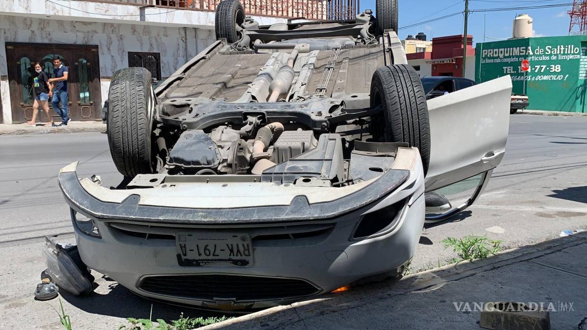 Joven termina volcado en colonia de Saltillo; ‘vehículo le cerró el paso’