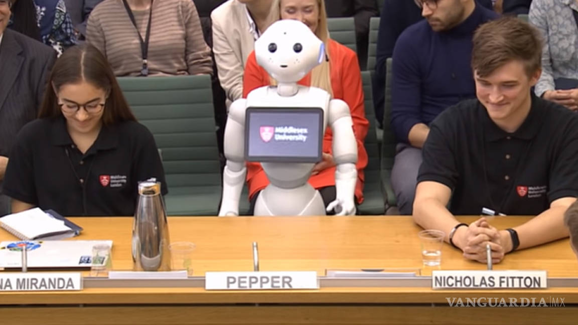 Pepper el robot habla sobre Inteligencia Artificial ante diputados